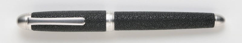 Nakaya Geitenkrimpleer verpakte pen (zwart en mat rhodium)